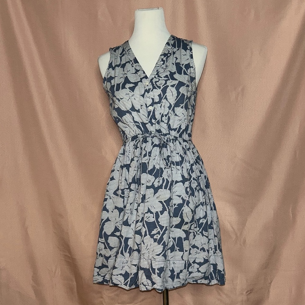 Blue Floral button up dress with tie waist from Gap size 6. lightweight cotton.